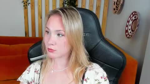 Snapshot of elaravoltage chatting on 07/14/26, 05:01 elaravoltage online show from 07/14/26, 05:01