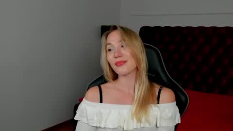 Snapshot of elaravoltage chatting on 07/28/26, 12:48 elaravoltage online show from 07/28/26, 12:48