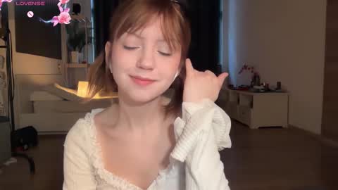 Snapshot of electric_woman chatting on 11/11/25, 11:43 Aleksa online show from 11/11/25, 11:43