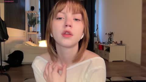 Snapshot of electric_woman chatting on 11/20/25, 11:32 Aleksa online show from 11/20/25, 11:32