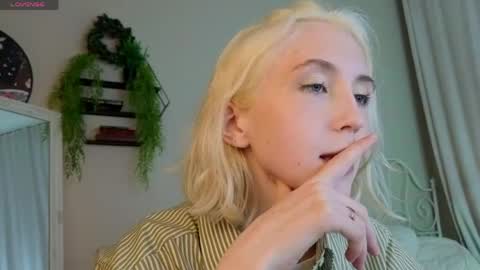Snapshot of elen__moore chatting on 05/29/26, 04:27 Elen online show from 05/29/26, 04:27