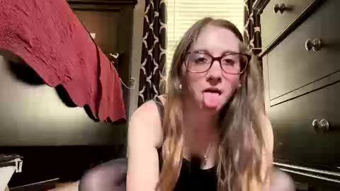 Elenore Hoesevelt online show from 10/10/25, 05:56
