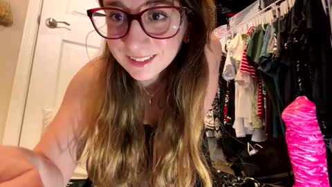 Snapshot of elenore_hoesevelt chatting on 11/24/25, 03:17 Elenore Hoesevelt online show from 11/24/25, 03:17