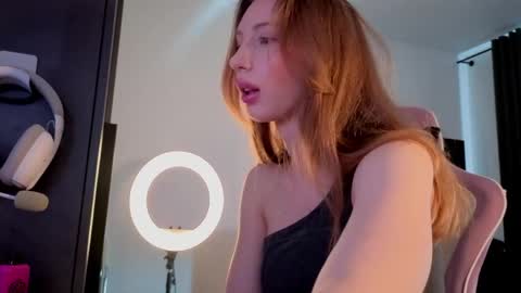 Snapshot of elfiecollins chatting on 05/19/26, 06:09 Elfie online show from 05/19/26, 06:09