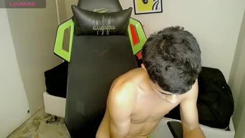 Snapshot of elii_797 chatting on 11/18/25, 08:35 bby-santy online show from 11/18/25, 08:35