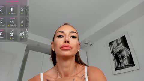 Snapshot of elinamoon_ chatting on 07/20/26, 10:39 Elina online show from 07/20/26, 10:39
