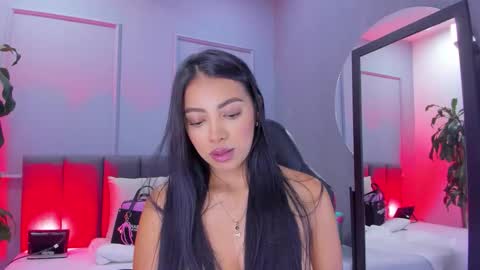 Elisa online show from 12/04/25, 08:28