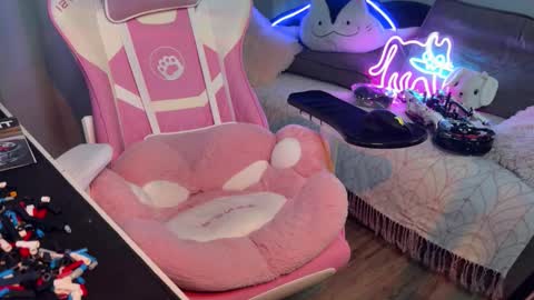 Elisa North online show from 10/13/25, 01:44