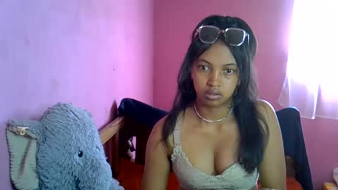 elisah01 online show from 05/20/26, 06:41