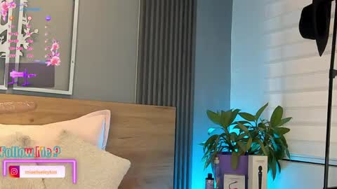 Elise Play Boobs online show from 06/04/26, 06:14