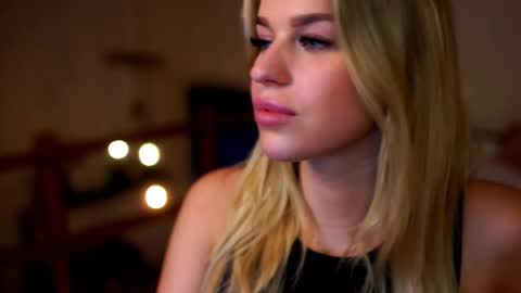 Snapshot of elister_alison chatting on 09/26/25, 02:43 Sunflower  online show from 09/26/25, 02:43