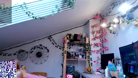 Snapshot of eliteeros chatting on 05/11/26, 12:00 EliteEros online show from 05/11/26, 12:00