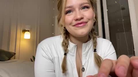 Stephanie online show from 12/19/25, 07:21