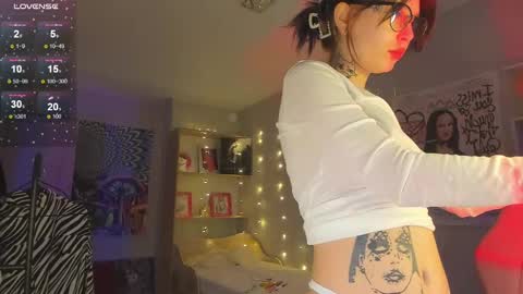Snapshot of eliza_sadcat chatting on 12/23/24, 01:13 Elizabeth online show from 12/23/24, 01:13