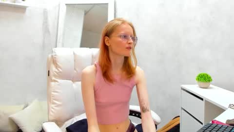 Snapshot of elizabeth_harpper chatting on 03/01/25, 06:57 Elizabeth online show from 03/01/25, 06:57