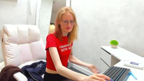 Snapshot of elizabeth_harpper chatting on 03/05/25, 03:07 Elizabeth online show from 03/05/25, 03:07