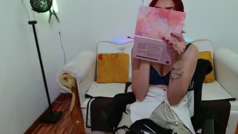 Snapshot of elizabeth_loren chatting on 10/31/25, 04:52 Elizabeth Loren online show from 10/31/25, 04:52