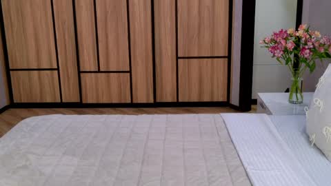 Elizabeth online show from 04/13/26, 04:07