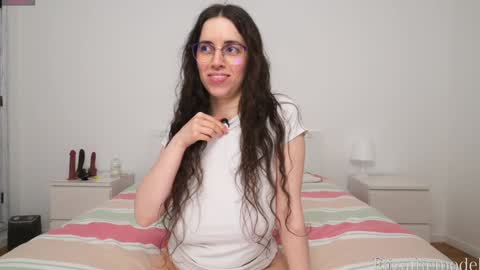 Snapshot of elizathemodel chatting on 01/15/25, 04:00 Eliza  online show from 01/15/25, 04:00