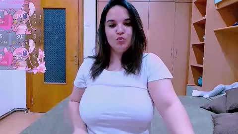 Snapshot of ella_diamonds chatting on 10/23/25, 07:34 Ella online show from 10/23/25, 07:34