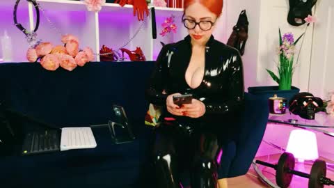 ella_kross online show from 04/21/26, 05:58