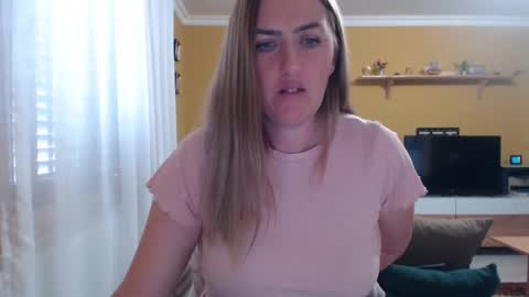 Snapshot of ella_max_live chatting on 03/10/25, 08:04 Ella  Max online show from 03/10/25, 08:04