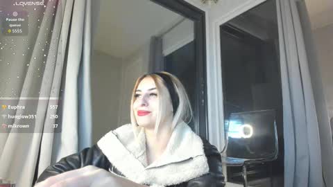 ella_vee online show from 10/31/25, 04:13
