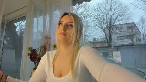 ella_vee online show from 03/31/26, 04:35