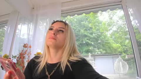 ella_vee online show from 05/08/26, 04:51