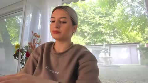 ella_vee online show from 05/14/26, 07:37