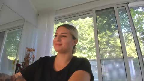 Snapshot of ella_vee chatting on 07/17/26, 06:31 ella_vee online show from 07/17/26, 06:31