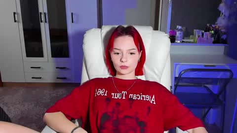 Snapshot of ellales chatting on 10/15/25, 09:53 ellales online show from 10/15/25, 09:53