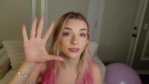 Snapshot of ellalowe chatting on 05/15/26, 10:28 ellalowe online show from 05/15/26, 10:28
