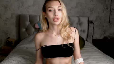 Snapshot of ellamilla chatting on 05/10/26, 05:18 ellamilla online show from 05/10/26, 05:18