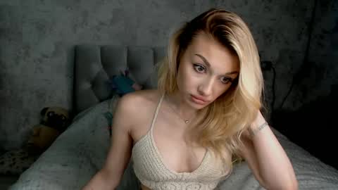 Snapshot of ellamilla chatting on 06/03/26, 02:33 ellamilla online show from 06/03/26, 02:33