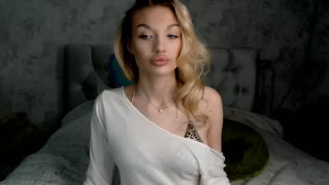 Snapshot of ellamilla chatting on 06/05/26, 02:34 ellamilla online show from 06/05/26, 02:34