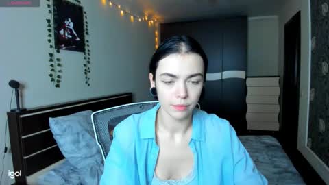 Snapshot of elle_blair chatting on 10/27/25, 03:32 Luna online show from 10/27/25, 03:32
