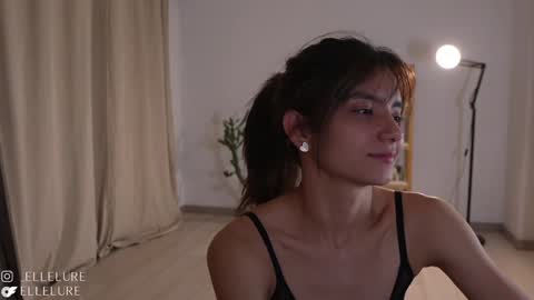 Snapshot of ellelure_ chatting on 01/22/25, 11:32 Linda Restrepo online show from 01/22/25, 11:32