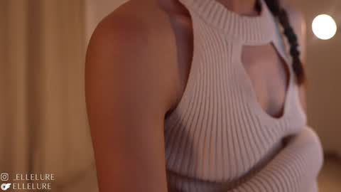 Snapshot of ellelure_ chatting on 01/30/25, 01:00 Linda Restrepo online show from 01/30/25, 01:00