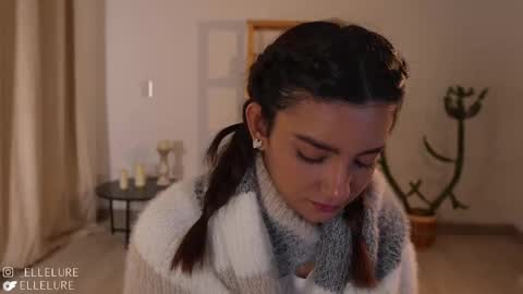 Snapshot of ellelure_ chatting on 02/23/25, 12:41 Linda Restrepo online show from 02/23/25, 12:41