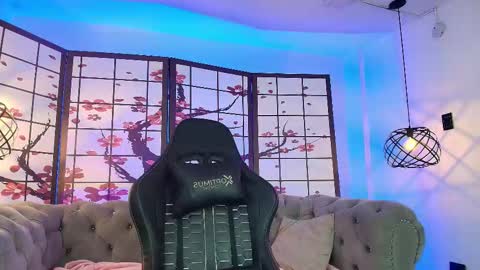 Ellie Bloom online show from 12/21/25, 07:32