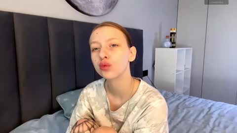 Snapshot of ellie_hollow chatting on 09/30/25, 07:02 Ellie online show from 09/30/25, 07:02