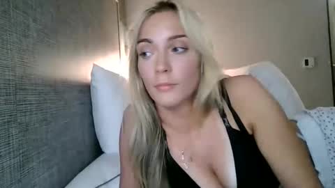 Snapshot of elliebellyy chatting on 09/29/25, 11:20 Ellie online show from 09/29/25, 11:20