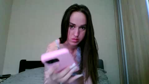 Snapshot of elliza_snow chatting on 05/25/26, 01:06 Eliza online show from 05/25/26, 01:06
