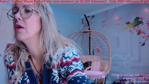 Snapshot of ells_palace chatting on 12/21/24, 06:12 Ella Bella Bo Bella online show from 12/21/24, 06:12