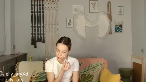 Snapshot of elly_ary chatting on 12/18/25, 09:21 elly_ary online show from 12/18/25, 09:21