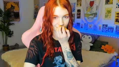 Snapshot of elly_milas chatting on 12/13/24, 05:49 Elly     Fansly  online show from 12/13/24, 05:49