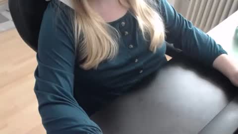 Elly online show from 10/18/25, 09:32