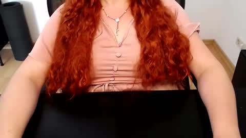 Snapshot of elly_petite chatting on 06/05/26, 11:05 Elly online show from 06/05/26, 11:05
