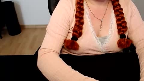 Snapshot of elly_petite chatting on 06/10/26, 11:42 Elly online show from 06/10/26, 11:42